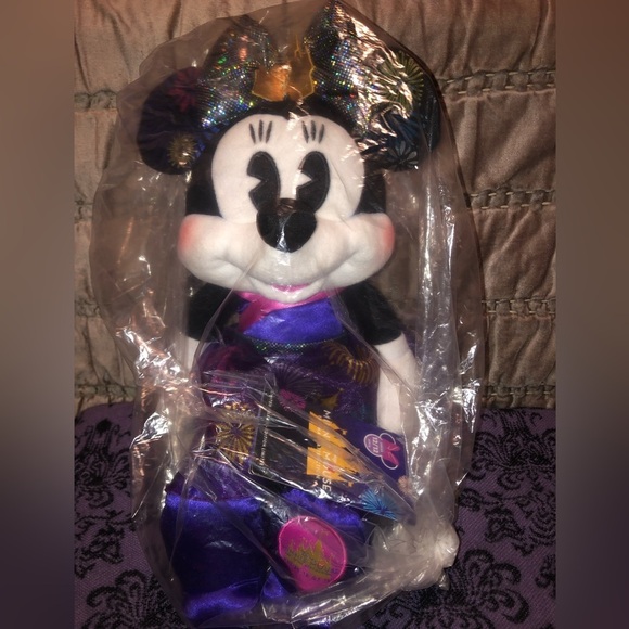 Minnie Mouse: The Main Attraction Plush – Nighttime Fireworks & Castle F… - Picture 4 of 6